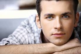 Tanda Pria Jatuh Cinta