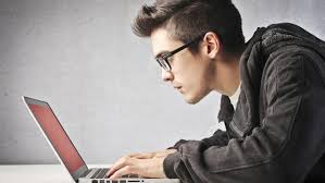 tanda pria jatuh cinta didunia maya